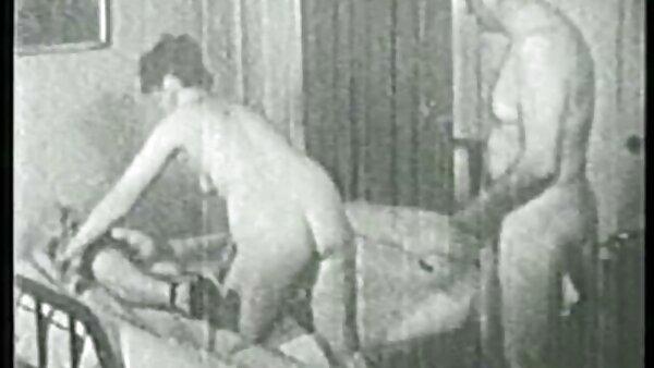 عوضی های بی تنه در فیلم سکسی خفن الکسیس بالای زمین آویزان می شوند و به روش BDSM با آنها رفتار می شود